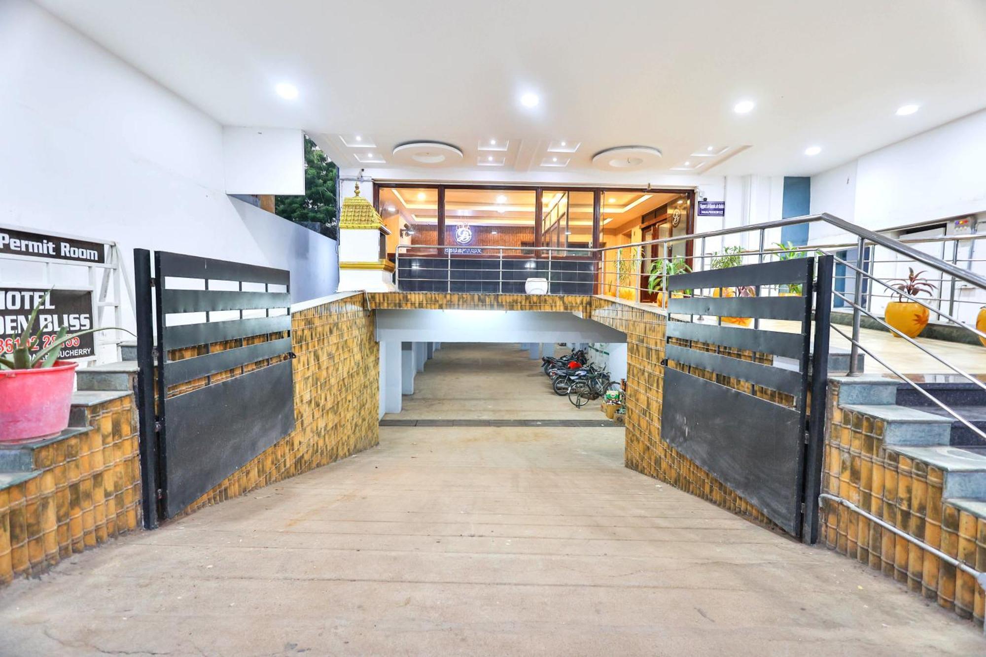 Hotel Golden Bliss Пондичери Екстериор снимка