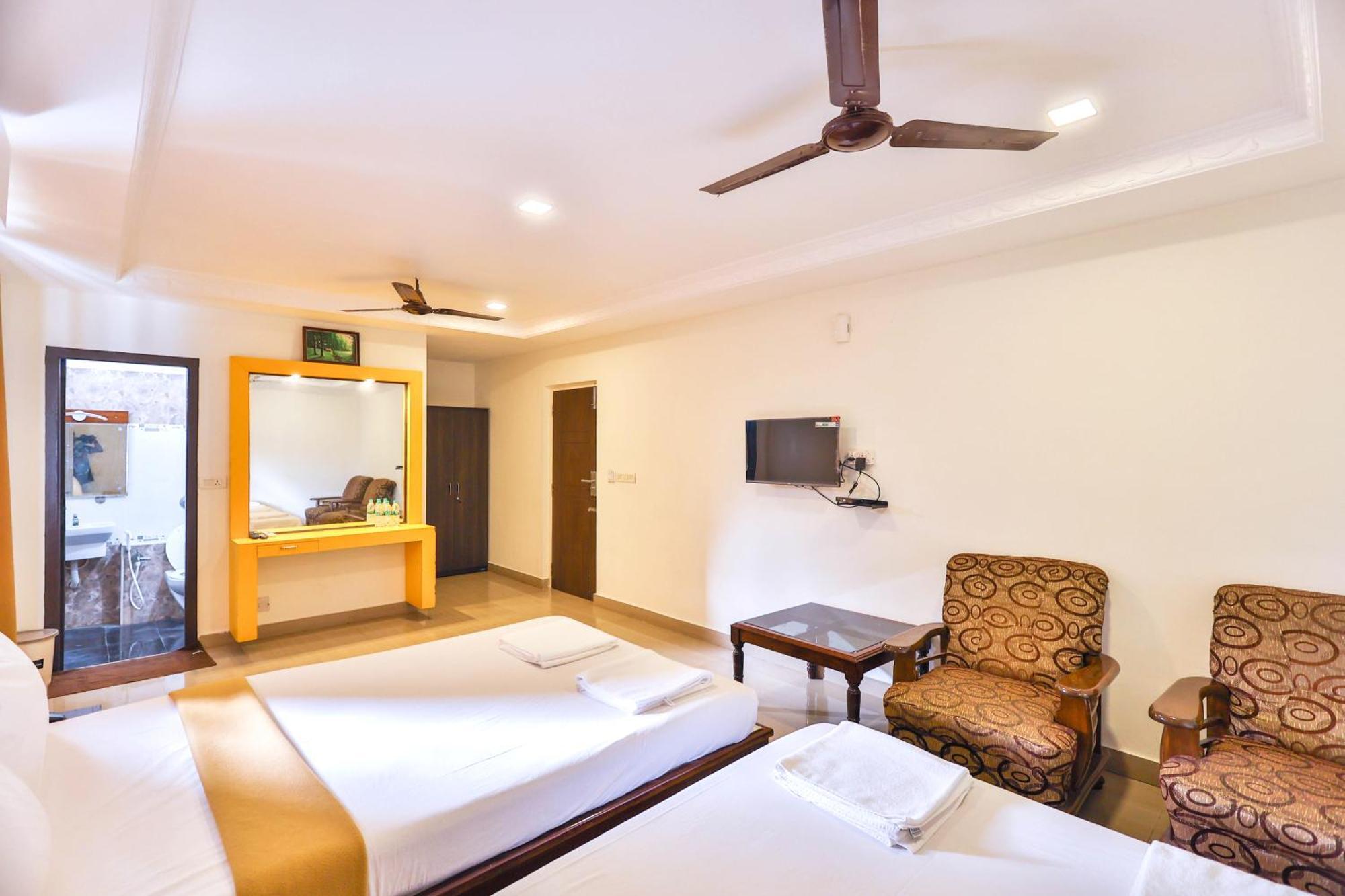 Hotel Golden Bliss Пондичери Екстериор снимка