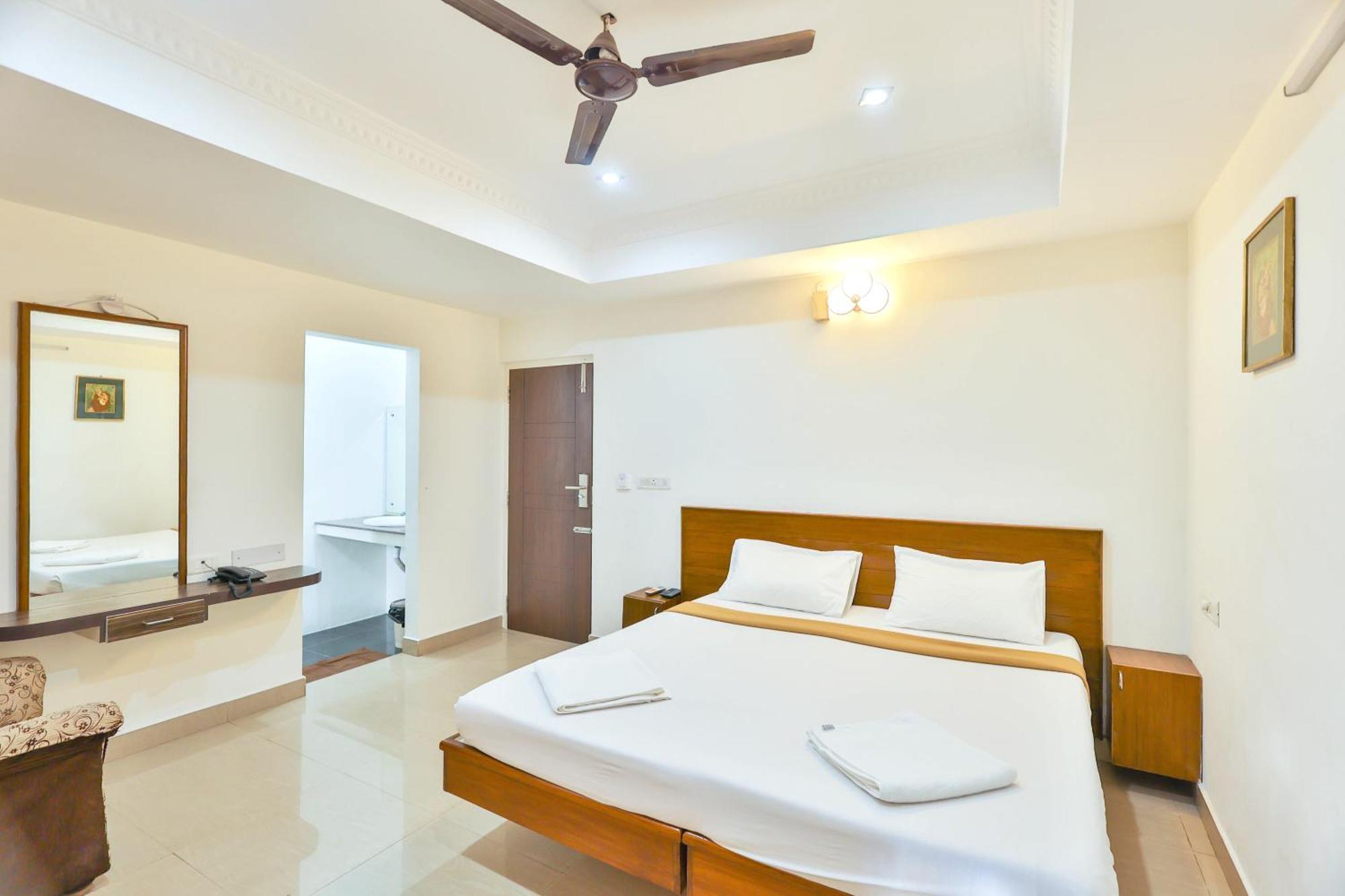 Hotel Golden Bliss Пондичери Екстериор снимка