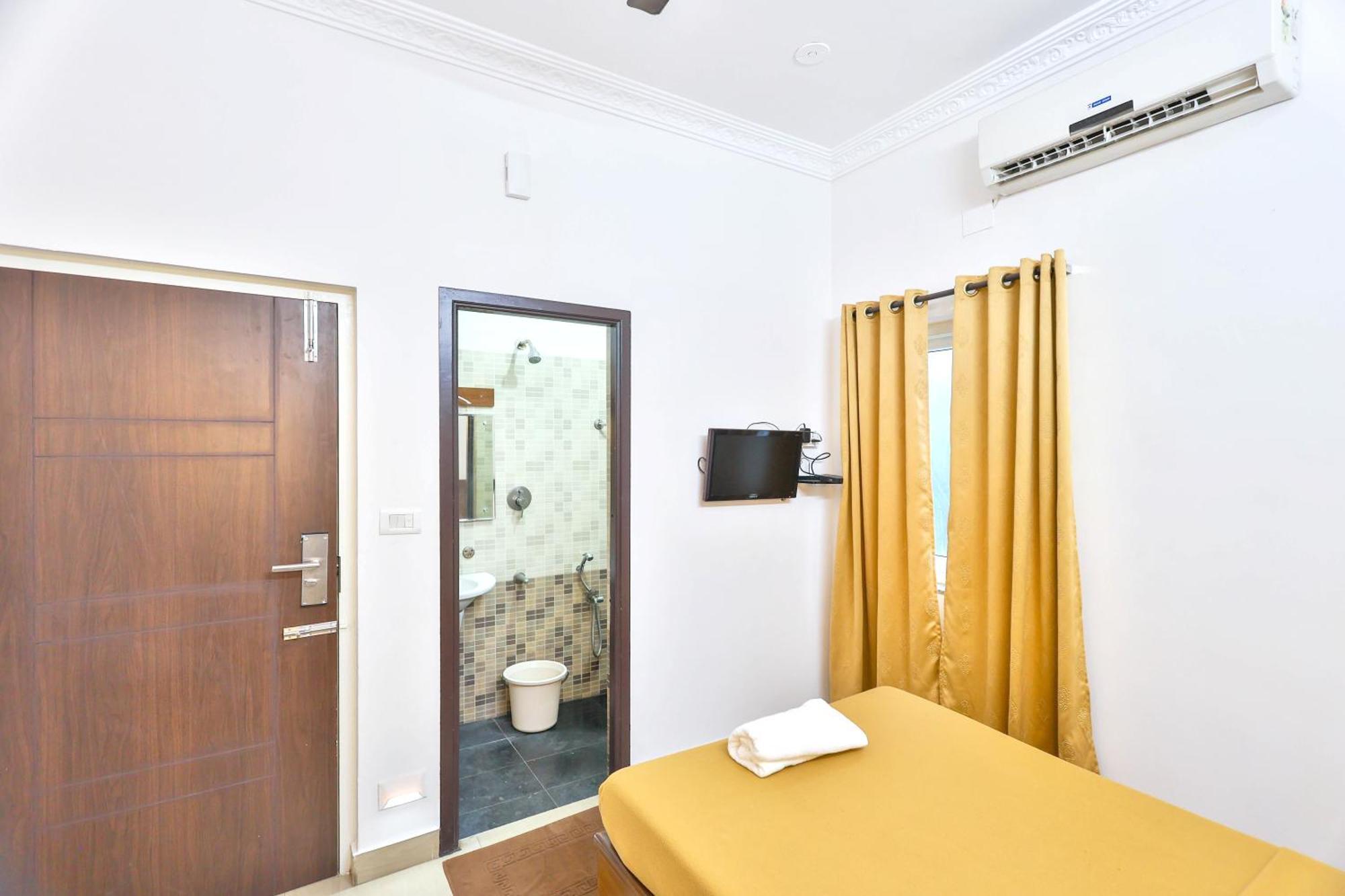 Hotel Golden Bliss Пондичери Екстериор снимка