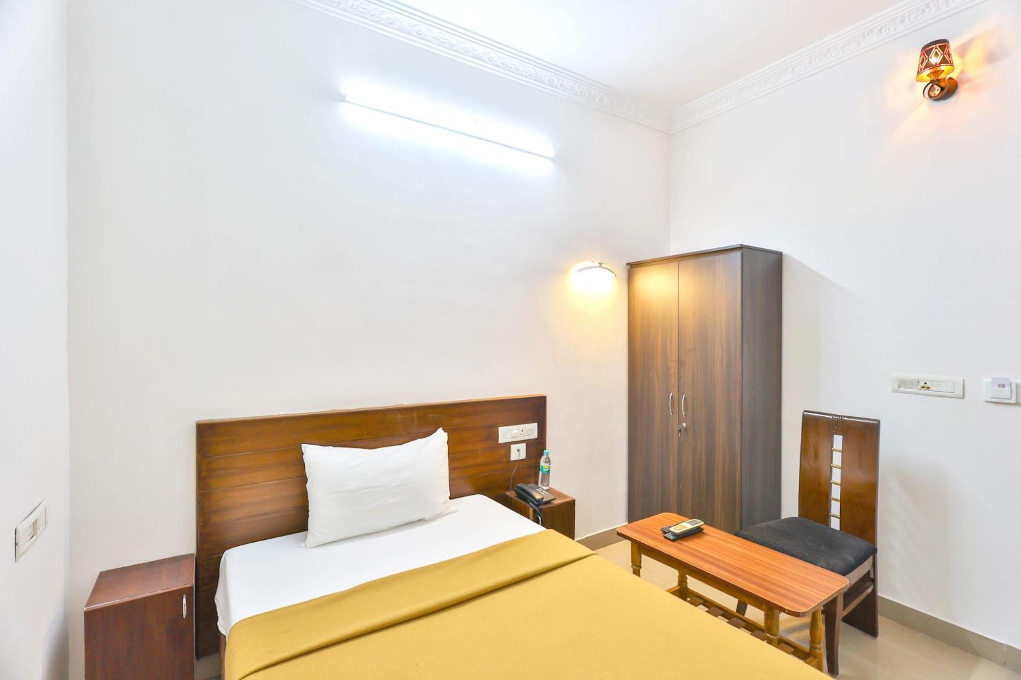 Hotel Golden Bliss Пондичери Екстериор снимка